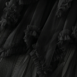 Älvinspirerad tyllkjol med asymmetrisk fåll