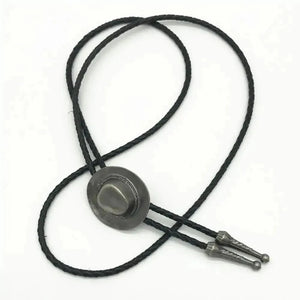 Bolo tie i läder med hattformad medaljong Silver