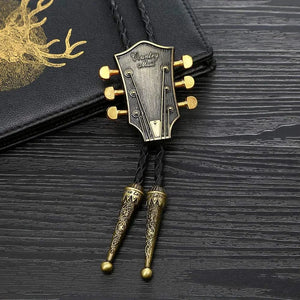 Bolo tie med gitarrhuvud i läder