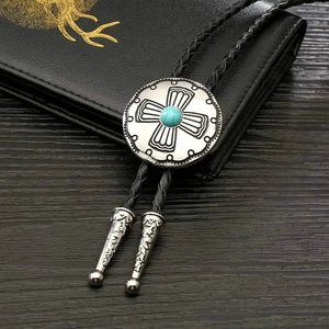 Bolo tie rund med korsdetalj och sten