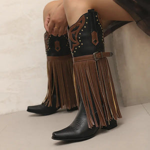 Cowboyboots med fransar och dekorativt spänne i vintage-stil
