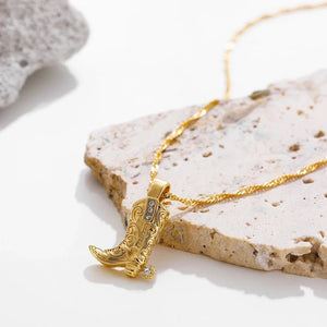 Guldfärgat halsband med cowboyboots och kristaller