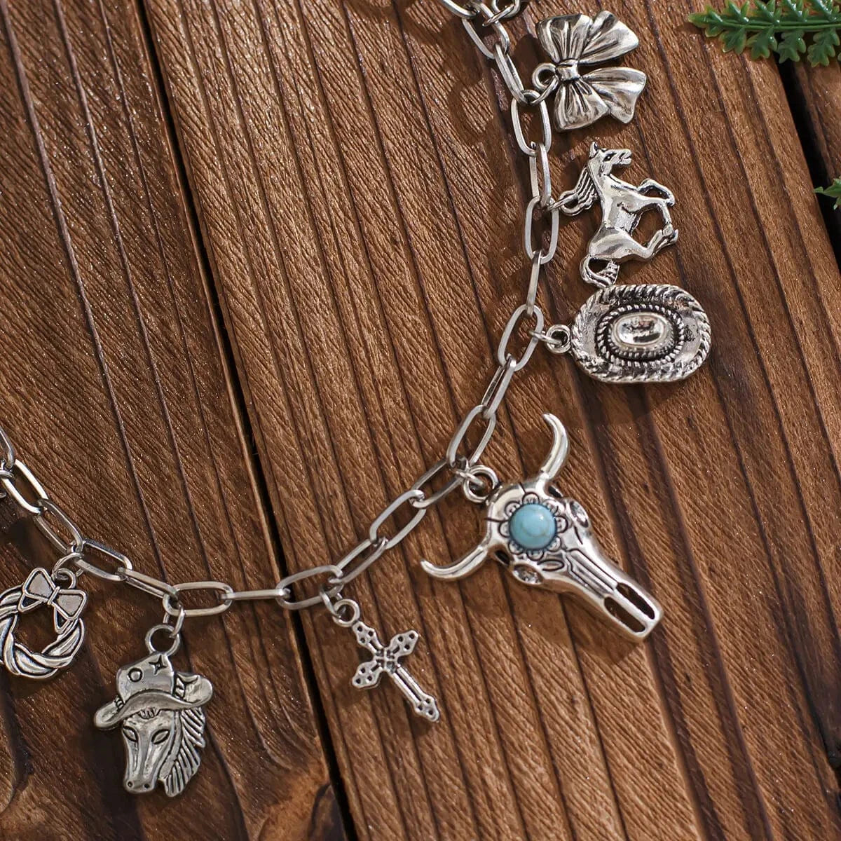 Berlockhalsband i western stil med western-motiv och turkos