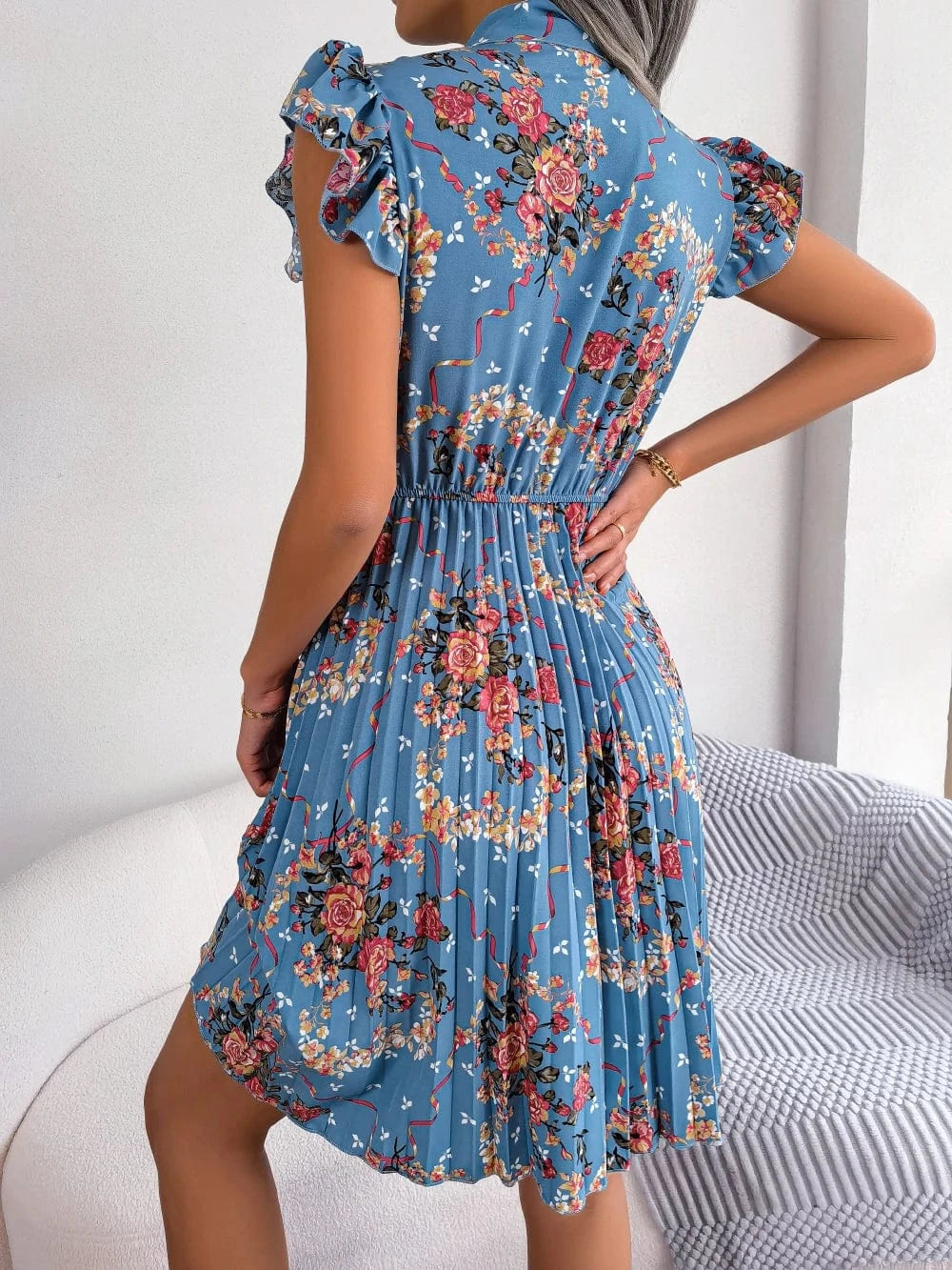 Blommig plisserad klänning med rosett