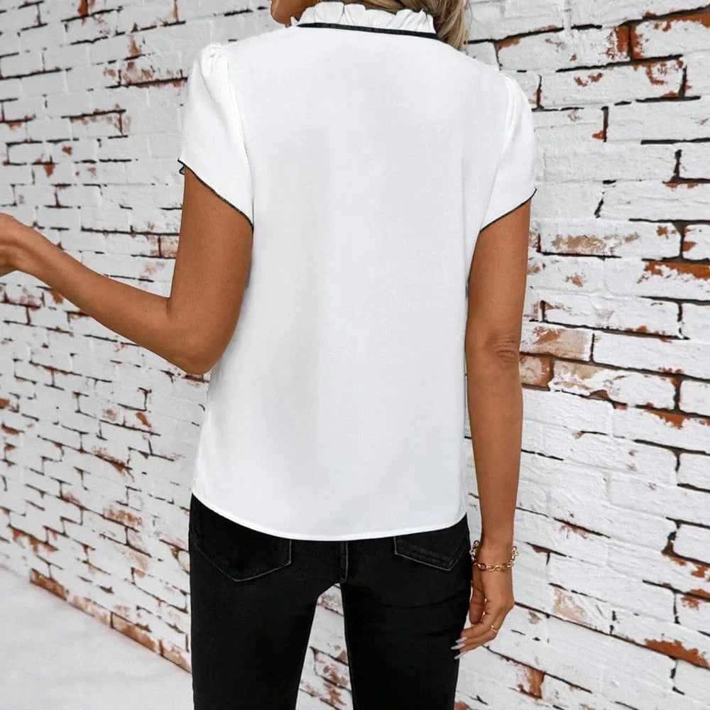 Blus med svart rosett