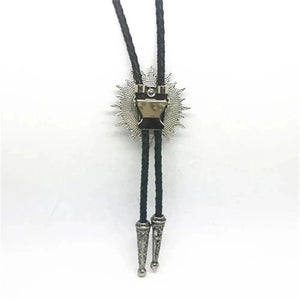 Bolo tie med solinspirerad medaljong i naturglas