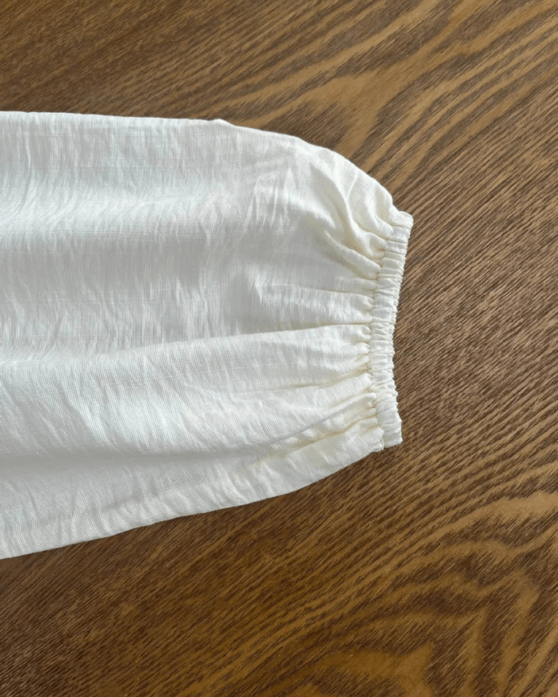 Broderad blus med blommor