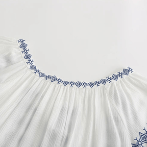 Broderad miniklänning i boho-stil med ballongärm och fransar