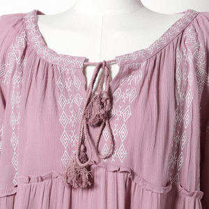 Broderad miniklänning i boho-stil med ballongärm och fransar