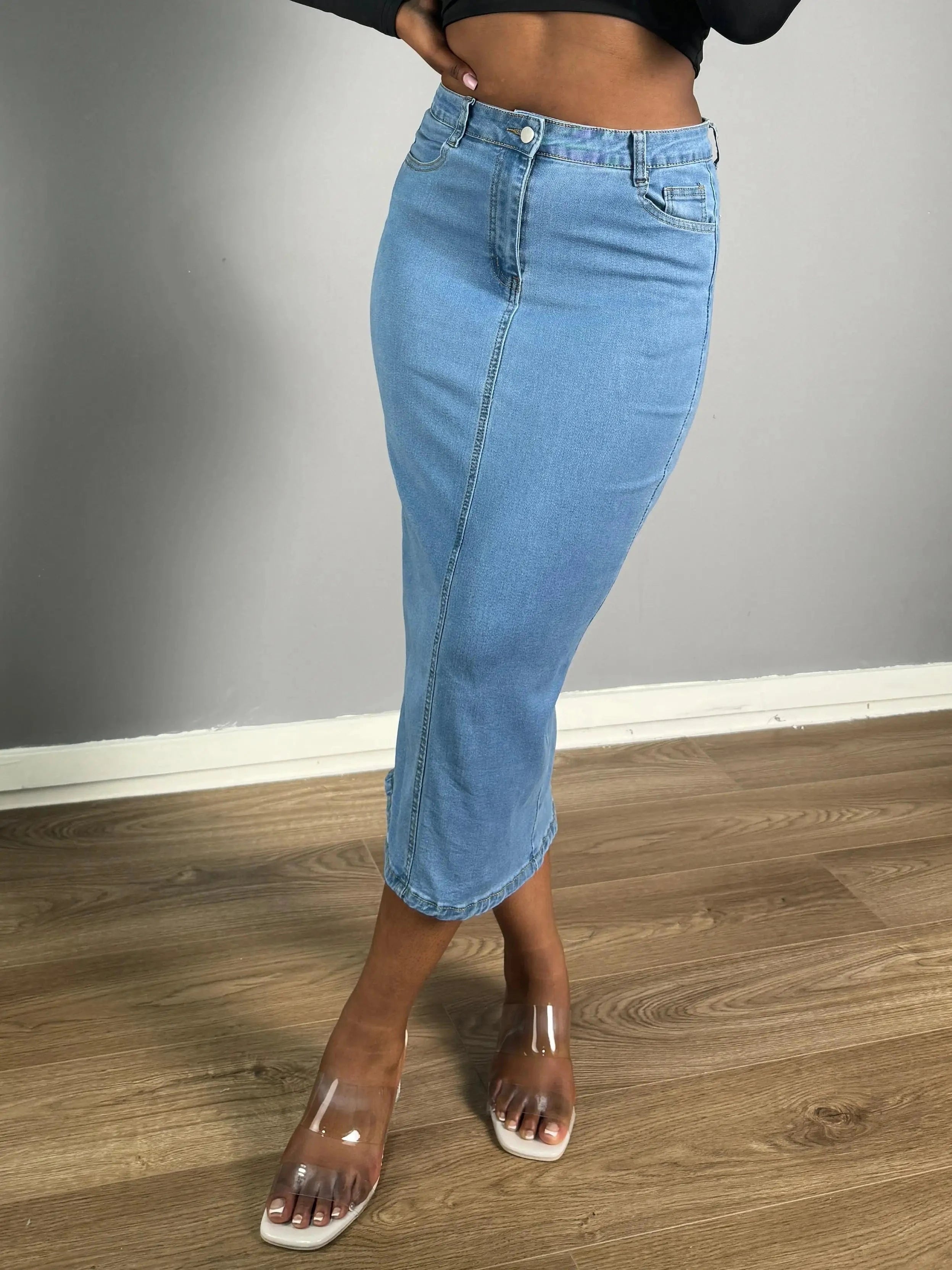 Tajt midi jeanskjol