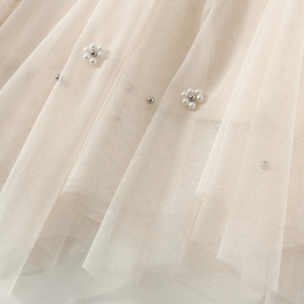 Tyllkjol med pärlbroderi och asymmetrisk fåll