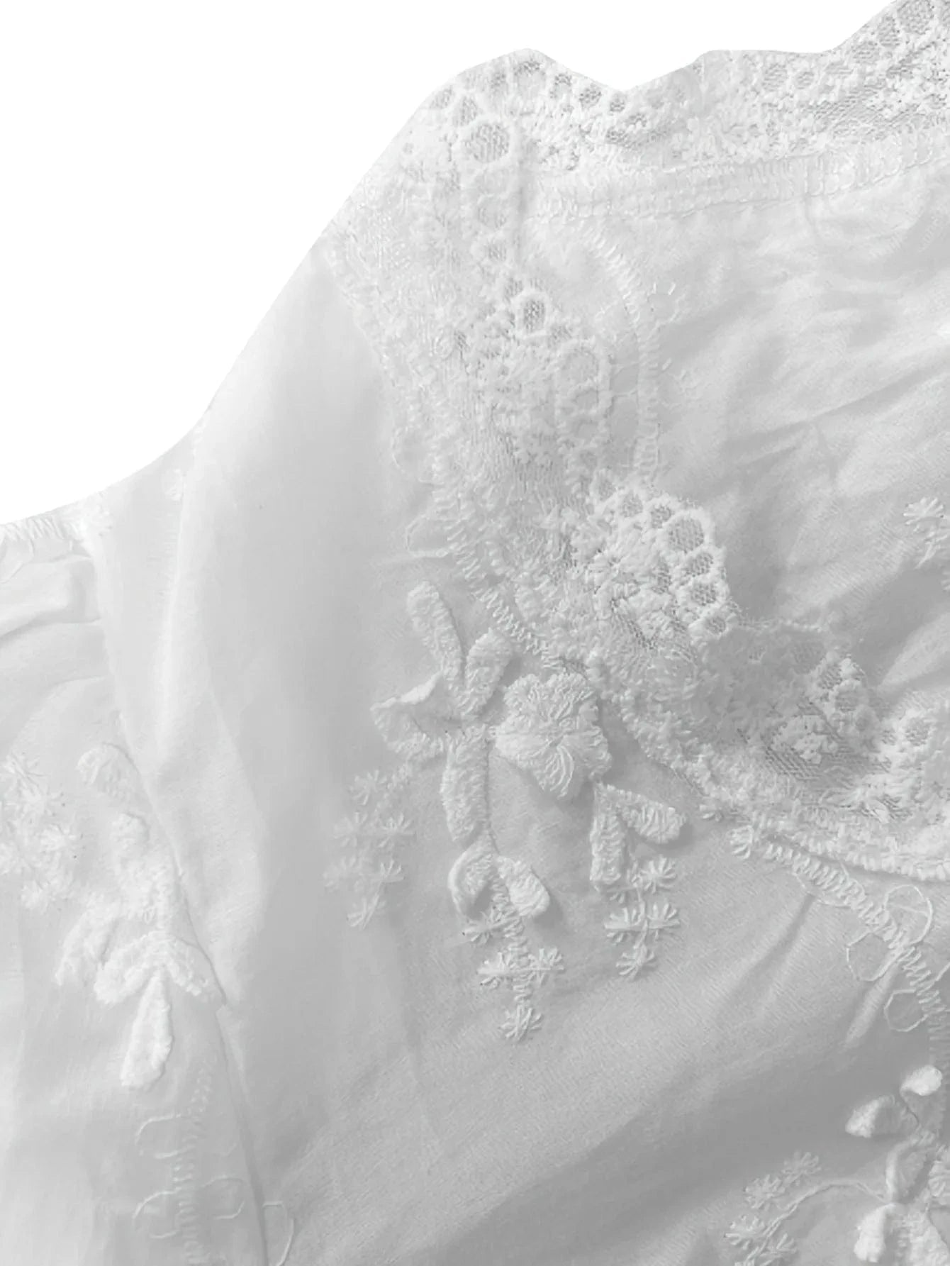 Vit broderad blus i broderie anglaise med ballongärm